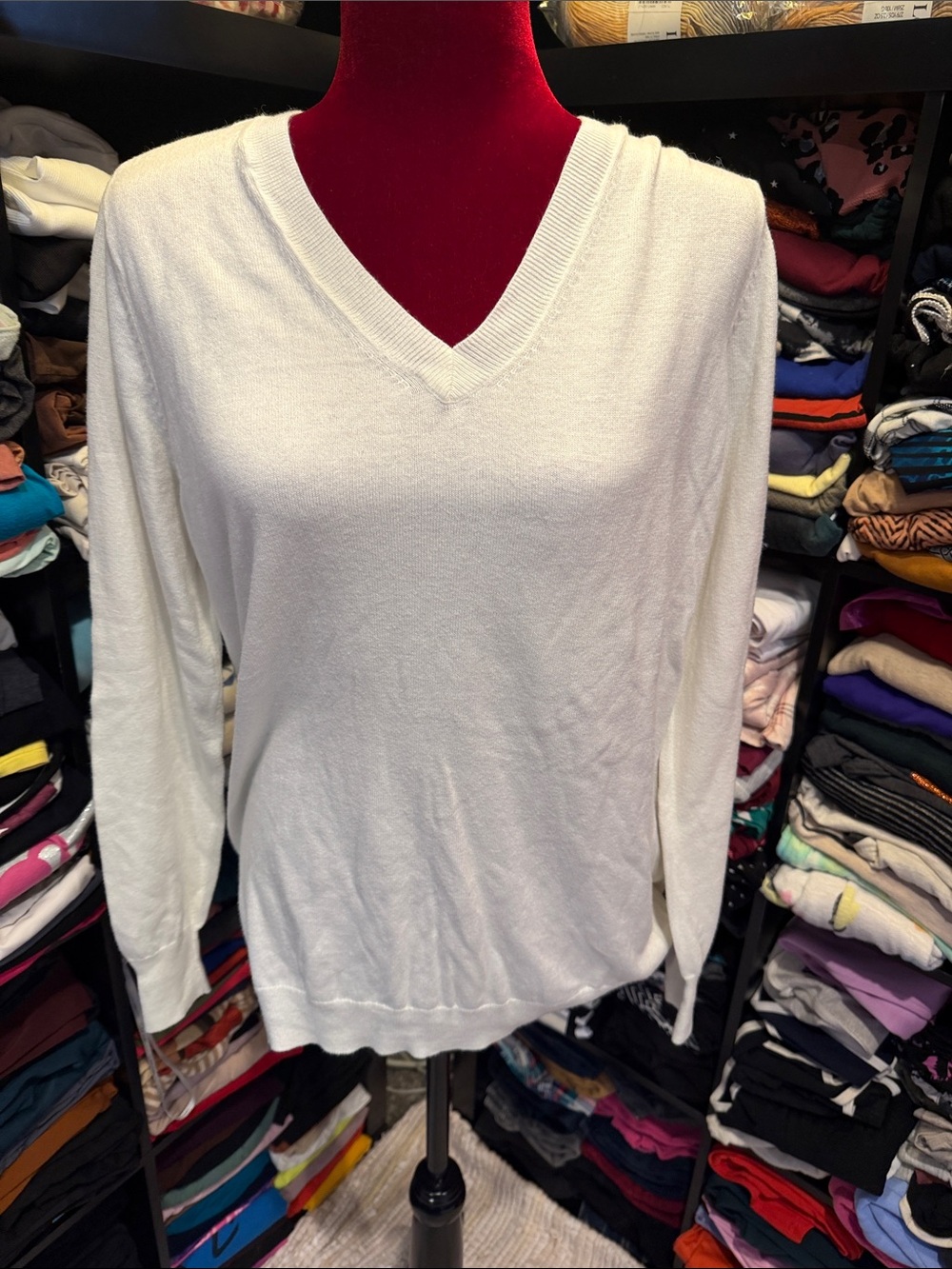 #680 🪷 white lightweight v neck sweater. Xxl